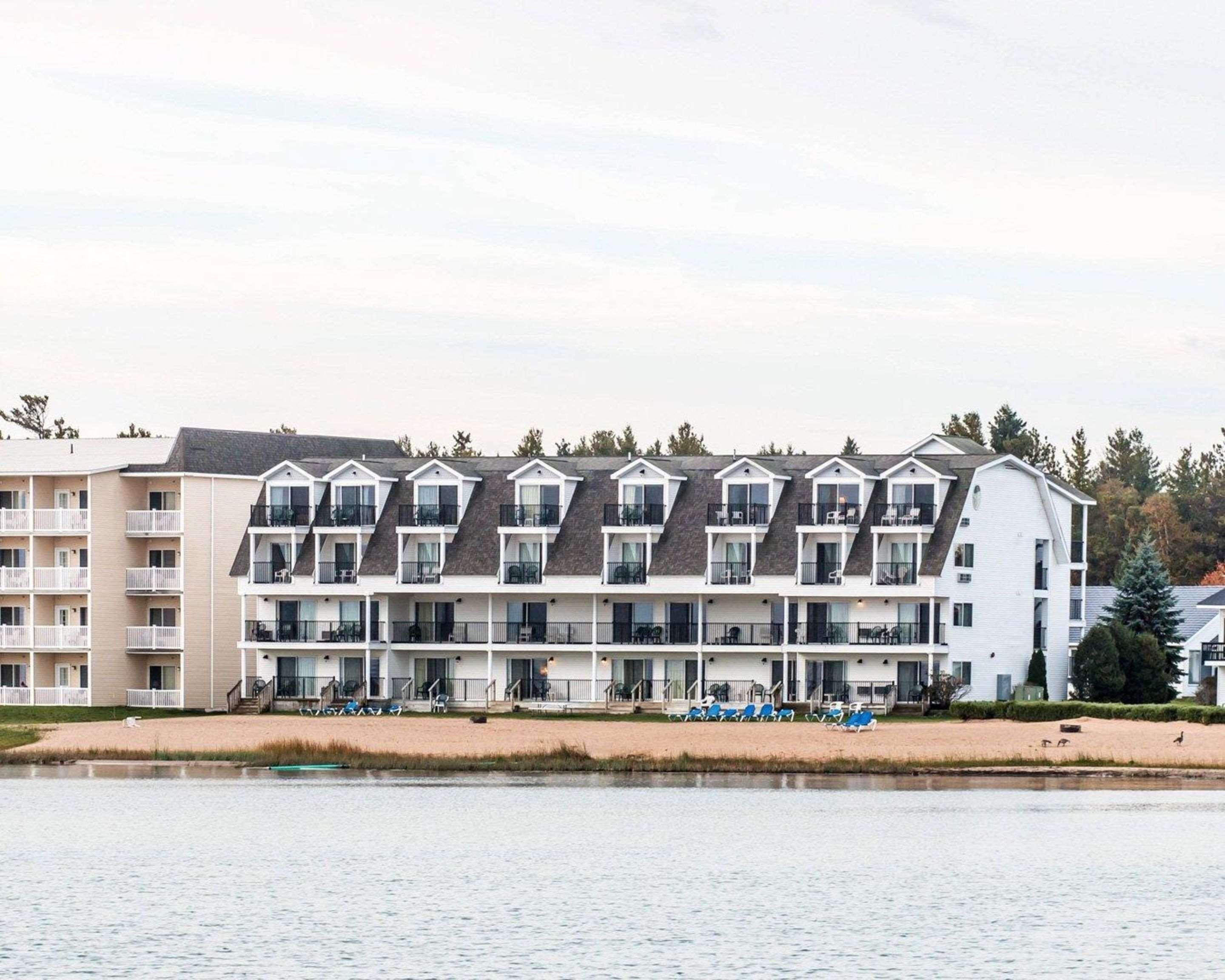 Quality Inn & Suites Mackinaw City Beachfront Dış mekan fotoğraf