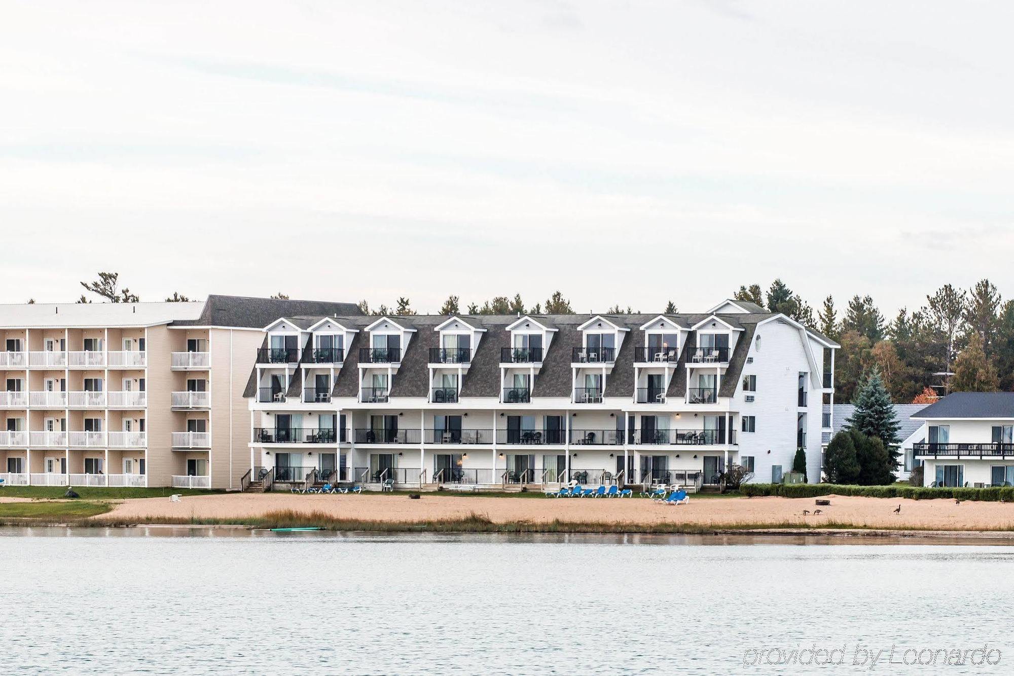 Quality Inn & Suites Mackinaw City Beachfront Dış mekan fotoğraf