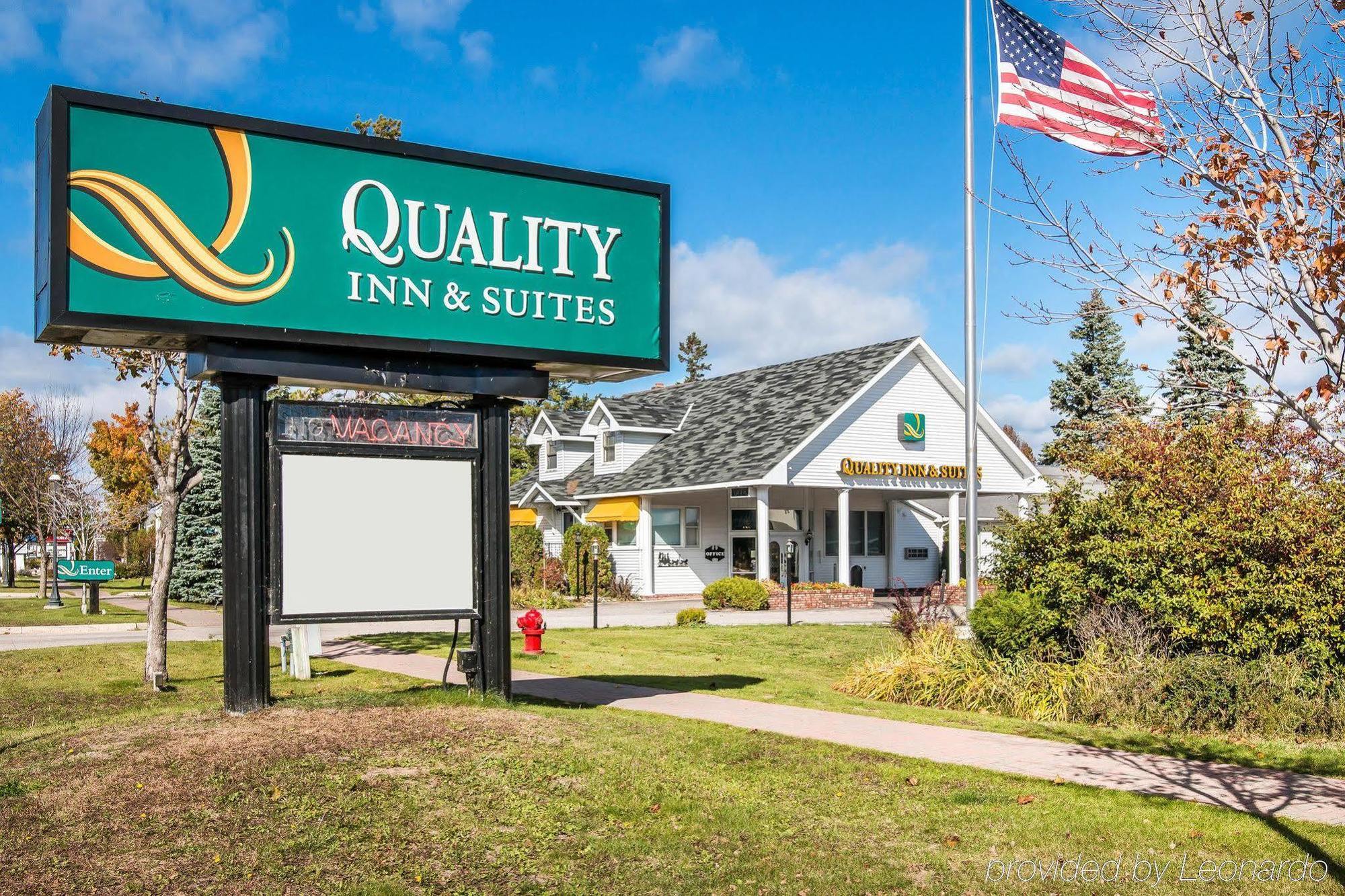 Quality Inn & Suites Mackinaw City Beachfront Dış mekan fotoğraf